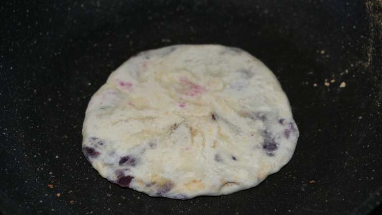 奶香紫薯饼,平底锅不抹油，小火两面烙熟即可。