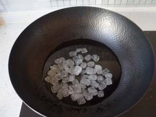 冰糖葫芦,冰糖和热水加入锅中，中火烧至冰糖溶化，转小火熬制。中途不要搅拌哦。