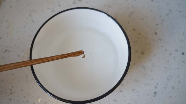 冰糖葫芦,熬到有小气泡，用筷子沾糖液到冷水里，如果凝固以后是脆的，就说明糖熬好了。
