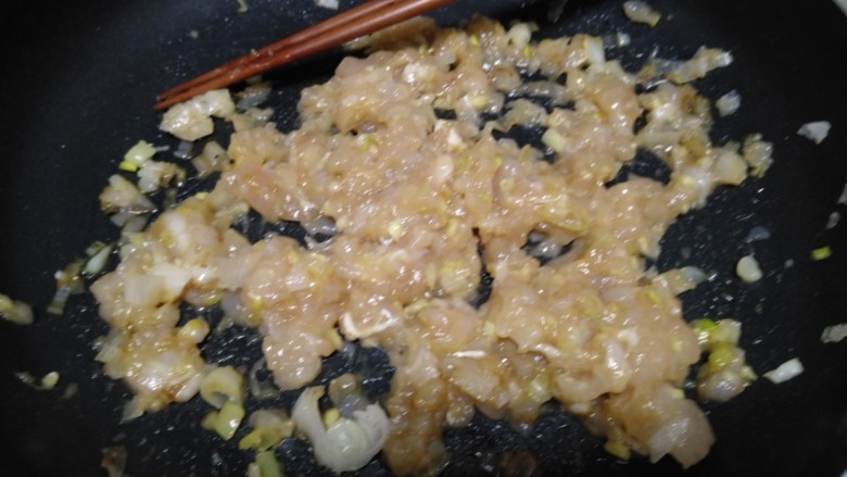 胡萝卜鸡肉蒜黄饺子,搅拌均匀。