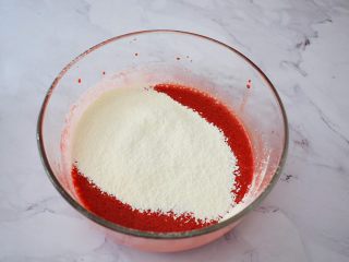 八寸中空红丝绒戚风蛋糕,筛入低筋面粉，分两次筛入，每次筛入都要拌匀才能再筛入下一次