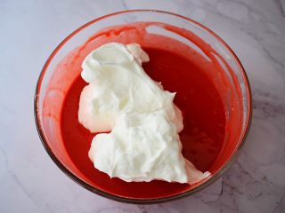 八寸中空红丝绒戚风蛋糕,把三分之一的蛋白霜加入蛋黄糊中，翻拌或都上下拌匀