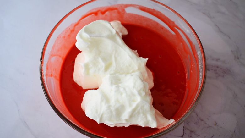 八寸中空红丝绒戚风蛋糕,把三分之一的蛋白霜加入蛋黄糊中，翻拌或都上下拌匀