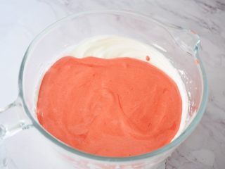 八寸中空红丝绒戚风蛋糕,再把拌匀的蛋黄糊倒回蛋白霜中，翻拌或上下拌匀