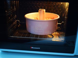 八寸中空红丝绒戚风蛋糕,放入预热好的海氏烤箱，上下火155度，下层55分钟