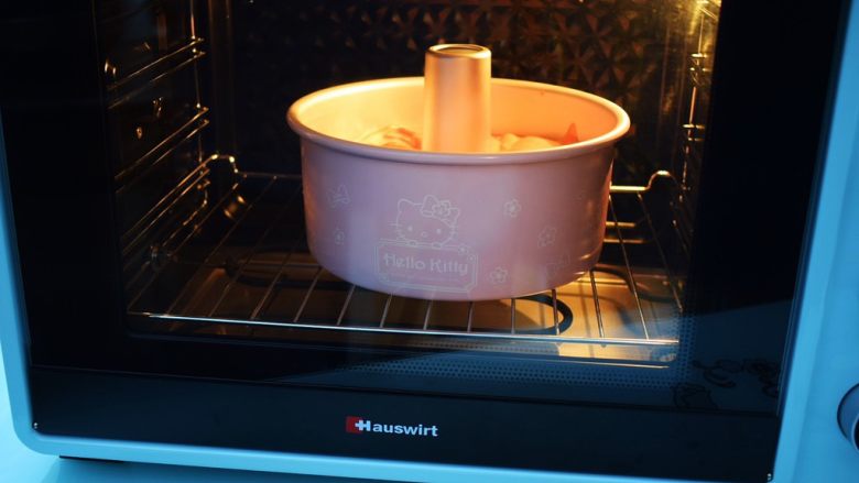 八寸中空红丝绒戚风蛋糕,放入预热好的海氏烤箱，上下火155度，下层55分钟