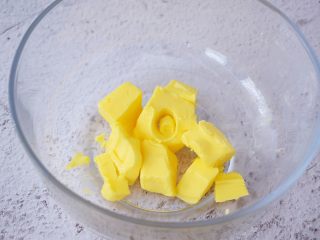 蛋黄奶豆,黄油提前室温软化至手指一按就过