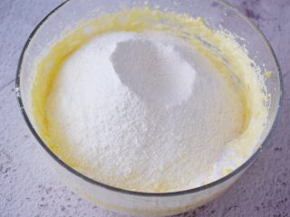 蛋黄奶豆,再筛入低筋面粉、玉米淀粉、淳璀有机幼儿配方奶粉