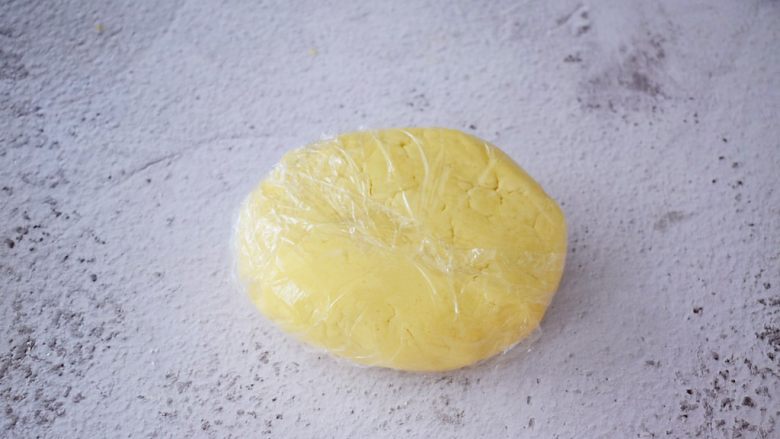 蛋黄奶豆,用保鲜膜包住放入冰箱冷藏1小时