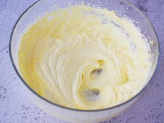 蛋黄奶豆,每次加入时都要打发至与黄油融化后再加入下一次