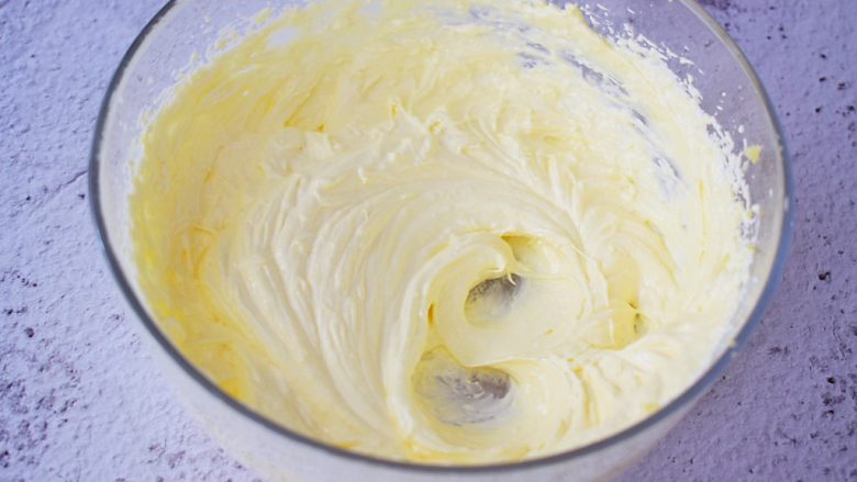 蛋黄奶豆,每次加入时都要打发至与黄油融化后再加入下一次