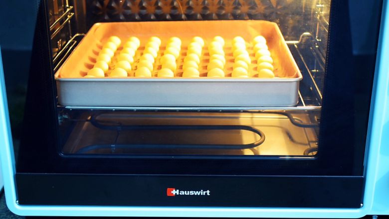 蛋黄奶豆,放入预热好的海氏烤箱，上下火170度，中层烤10分钟即可