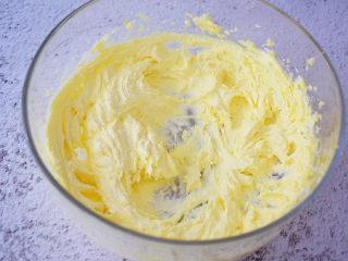 蛋黄奶豆,继续用电动打蛋器打发均匀