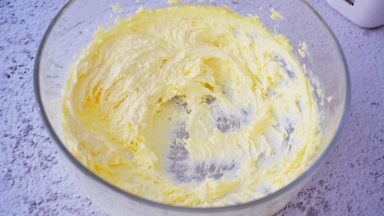 蛋黄奶豆,先用电动打蛋器搅拌至无糖粉，这是防止糖粉在打发时喷洒出来，再用电动打蛋器打发至蓬松发白