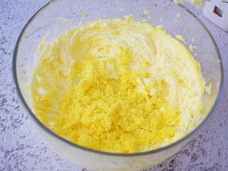 蛋黄奶豆,把熟蛋黄过筛加入