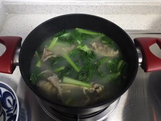 小青菜鸡架汤,不用盖锅盖，中火煮5分钟