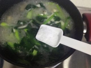 小青菜鸡架汤,加一小勺细盐，搅拌均匀，即可