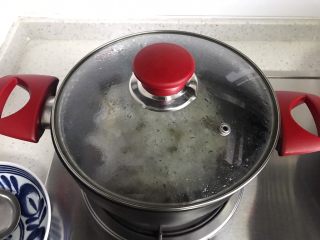 小青菜鸡架汤,大火烧开之后盖上锅盖，转小火煮20分钟