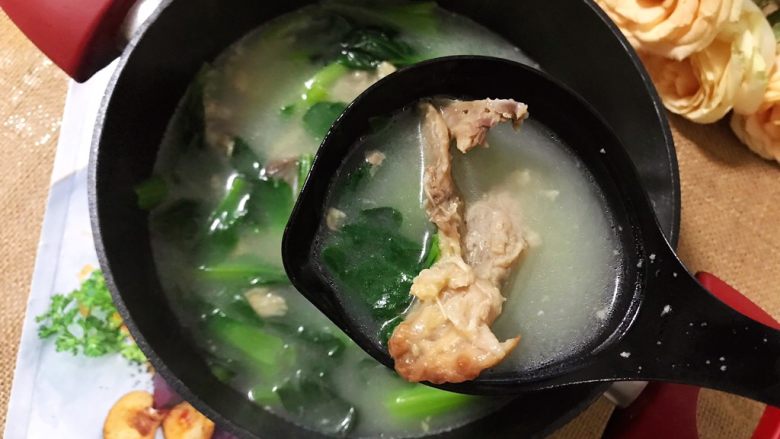 小青菜鸡架汤,非常好吃(❀ฺ´∀`❀ฺ)ﾉ