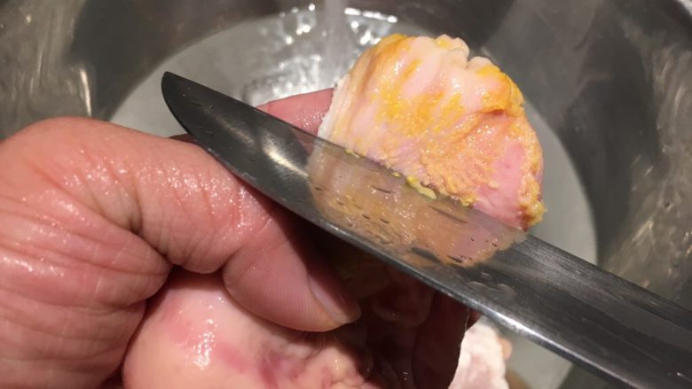 猪肚鸡,肚里肚外的看不喜欢的颜色都用菜刀以垂直肉面的方式刮掉