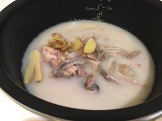 猪肚鸡,将先前的半只鸡跟处理好的猪肚，连同姜片、白醋、白胡椒粉、盐放入电锅