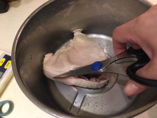 猪肚鸡,猪肚用厨房剪刀剪半使用