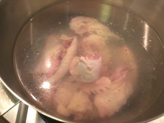 猪肚鸡,起一锅水烧开烫洗鸡肉后沥干备用
