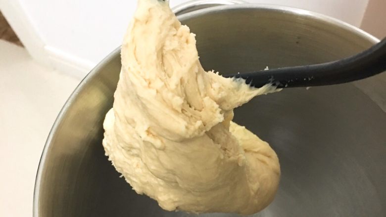 奶油吐司面包,启动厨师机揉面20分钟，每隔10分钟休息一次。