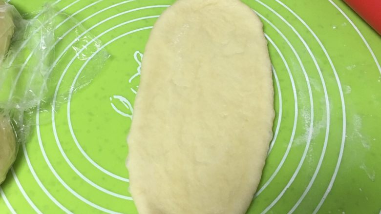 奶油吐司面包,将剂子擀成椭圆形。