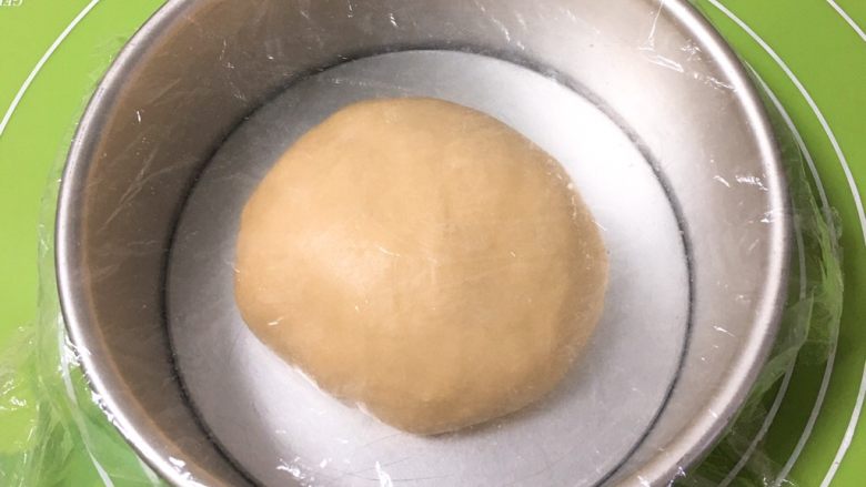 奶油吐司面包,整理滚圆，面团放入模具盖上保鲜膜。