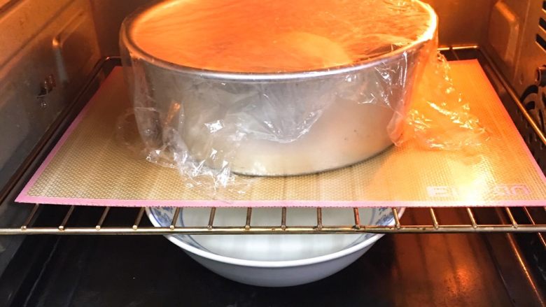 奶油吐司面包,烤箱发酵档，底部放一碗热水，发酵60分钟。