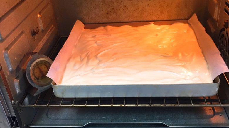 奶油蛋糕卷,烤箱预热至150度，烤制20分钟。