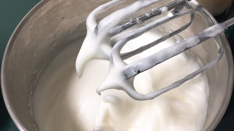 奶油蛋糕卷,再高速搅打50圈，蛋白出现下垂的弯钩后加入15克细砂糖。