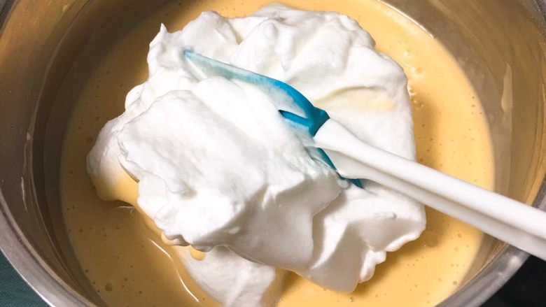 奶油蛋糕卷,取三分之一的蛋白霜进蛋黄糊中。