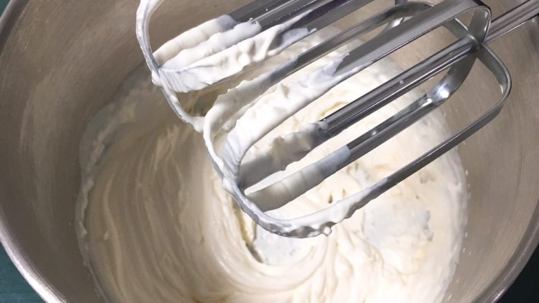 奶油蛋糕卷,用打蛋器高速搅打至八分饱，不能流动的状态。