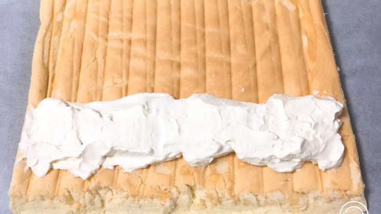 奶油蛋糕卷,两边倒斜口，方便卷起来，奶油霜铺在表面。