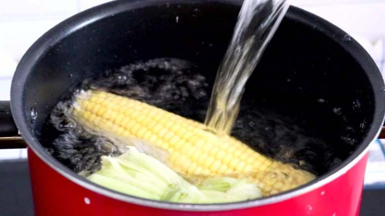 奶香玉米糊,将玉米和玉米皮一起放入锅中，倒入适量的清水
tips：玉米皮一起煮，会使玉米有一种独特的谷物香