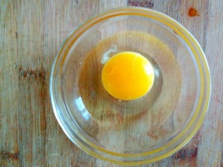 菠菜鸡蛋馅蒸饺,鸡蛋打入碗里，鸡蛋用筷子搅拌成蛋液