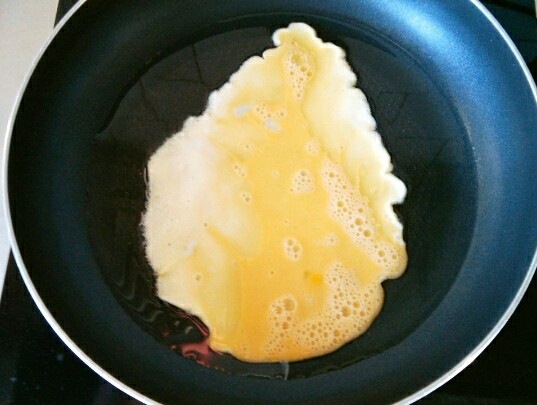 菠菜鸡蛋馅蒸饺,锅加入食用油，到入鸡蛋液