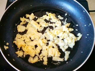 菠菜鸡蛋馅蒸饺,中火煎定形，用筷子化圈搅拌均匀