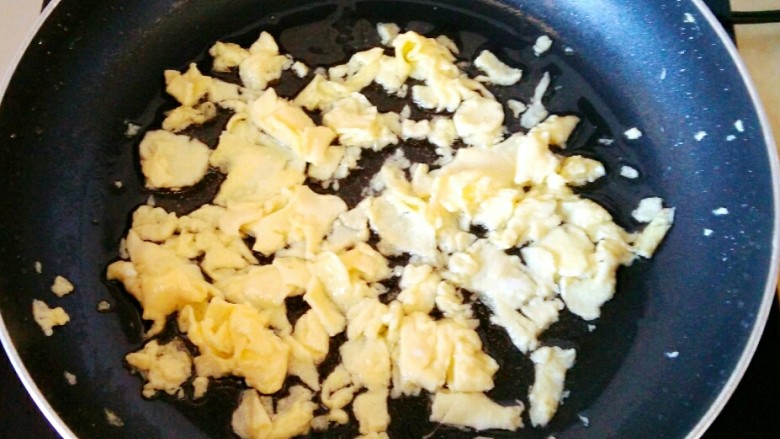 菠菜鸡蛋馅蒸饺,中火煎定形，用筷子化圈搅拌均匀