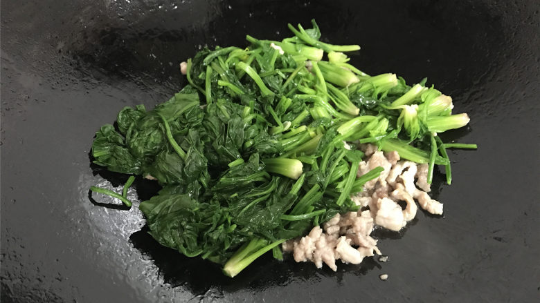 菠菜肉丝,放入切成小段的菠菜，快速翻拌均匀。