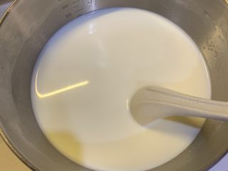 简易版双皮奶,准备好250g牛奶