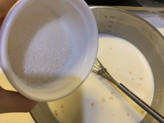简易版双皮奶,把25g白糖加入牛奶，搅拌均匀