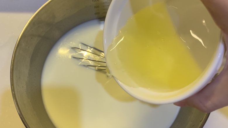 简易版双皮奶,把蛋清加入牛奶，搅拌均匀