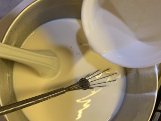 简易版双皮奶,10g炼乳加入牛奶，搅拌均匀