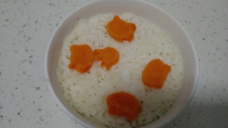 排骨扁豆炒米,隔夜米准备好。