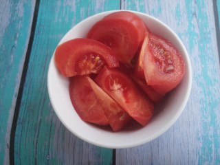 家常西红柿炒蛋,把西红柿切成块。