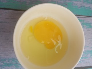 家常西红柿炒蛋,鸡蛋打入碗中。