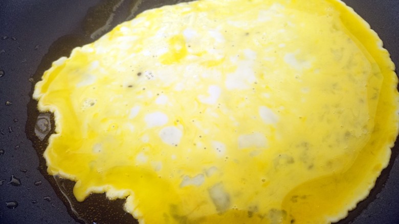 家常西红柿炒蛋,然后倒入鸡蛋液。